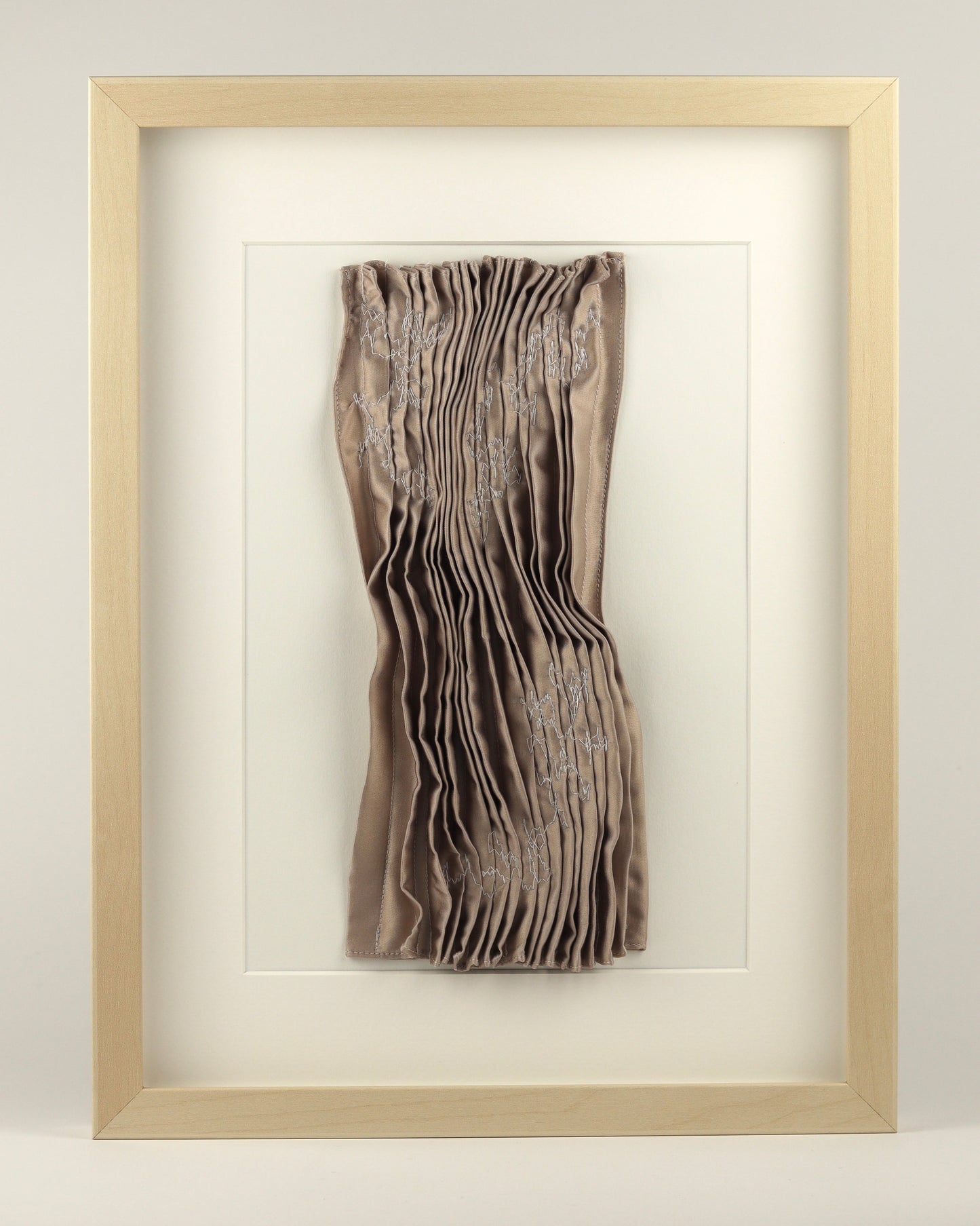 Tableau textile plis cousus Oscillations Taupe