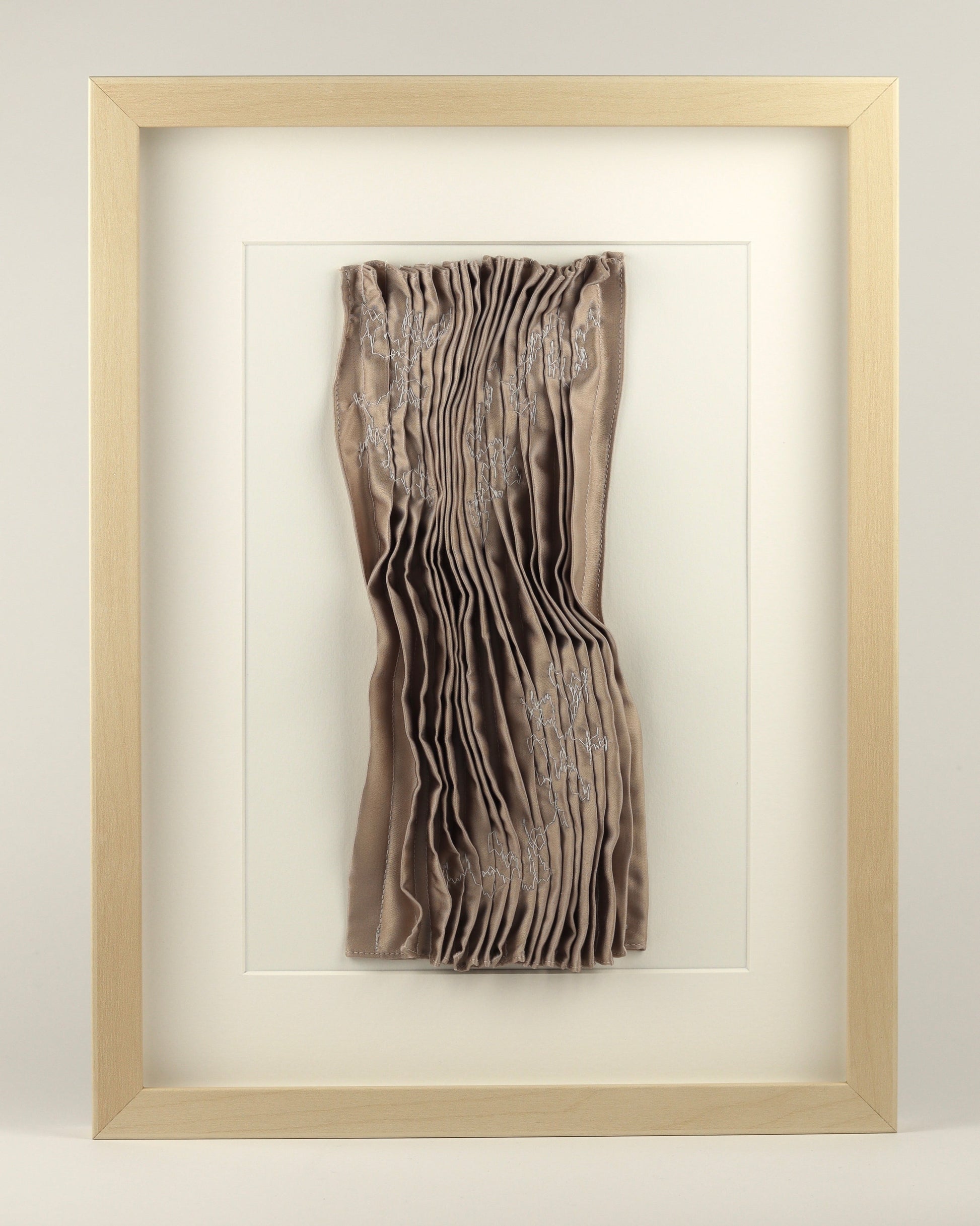 Tableau textile plis cousus Oscillations Taupe