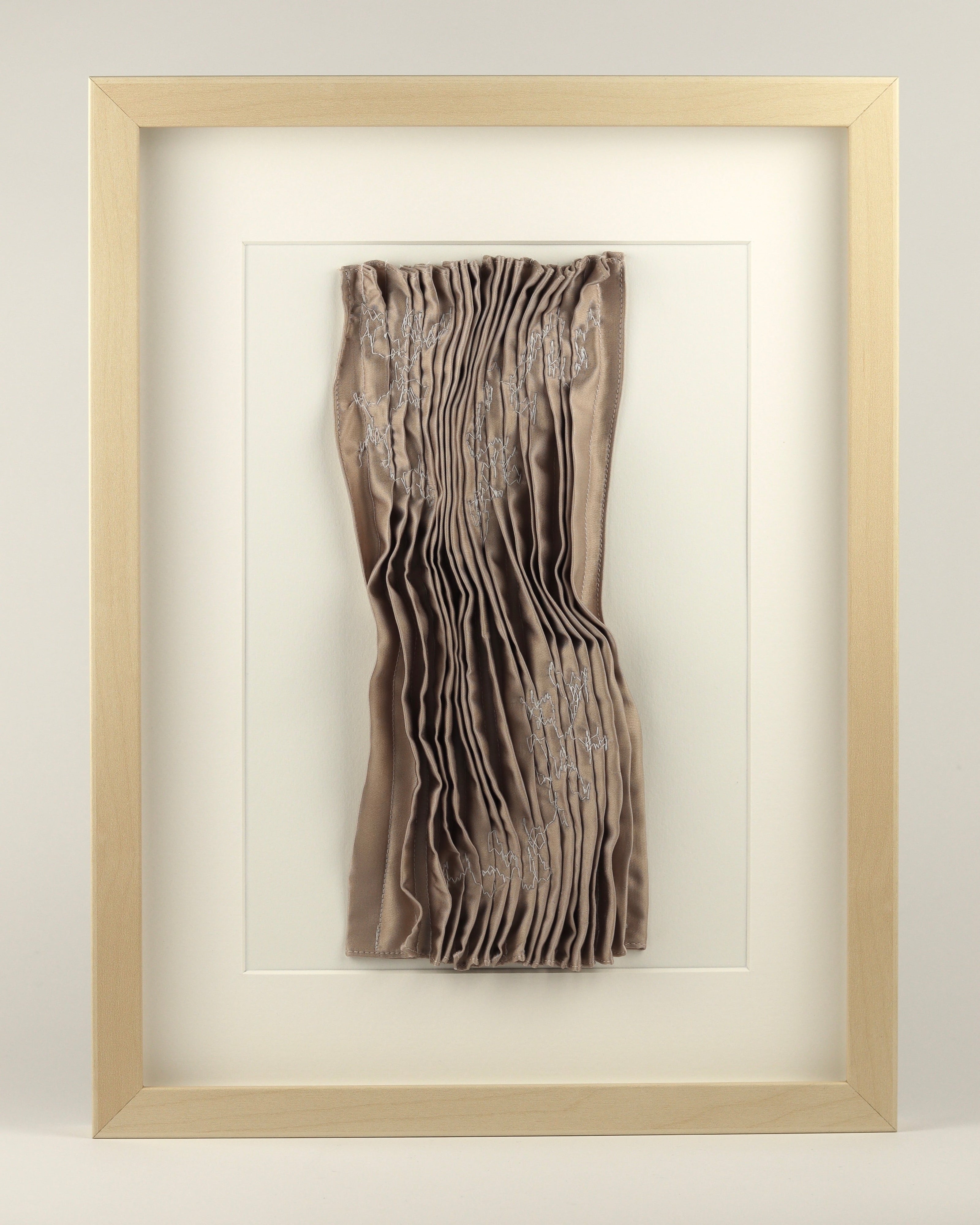 Tableau textile plis cousus Oscillations Taupe