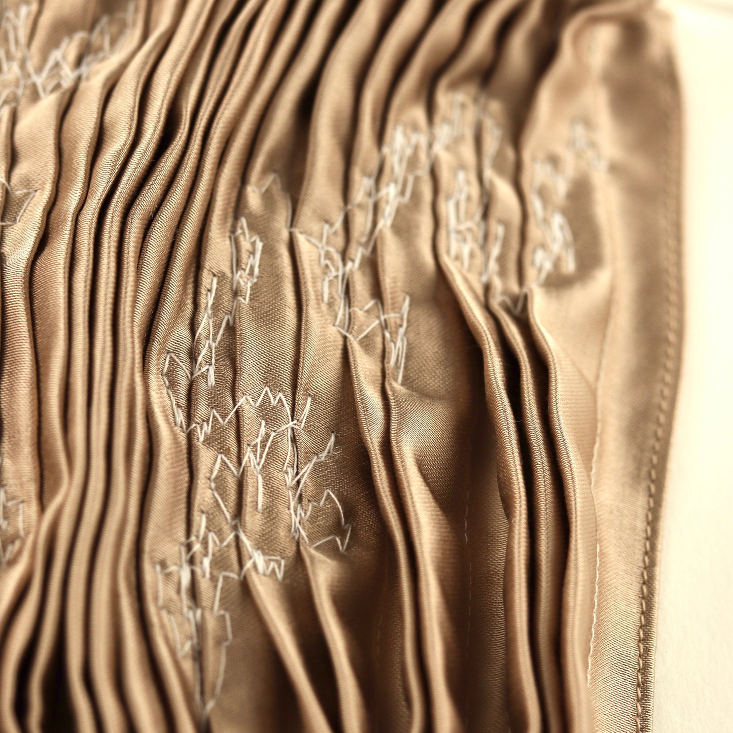 Tableau textile plis cousus Oscillations Taupe