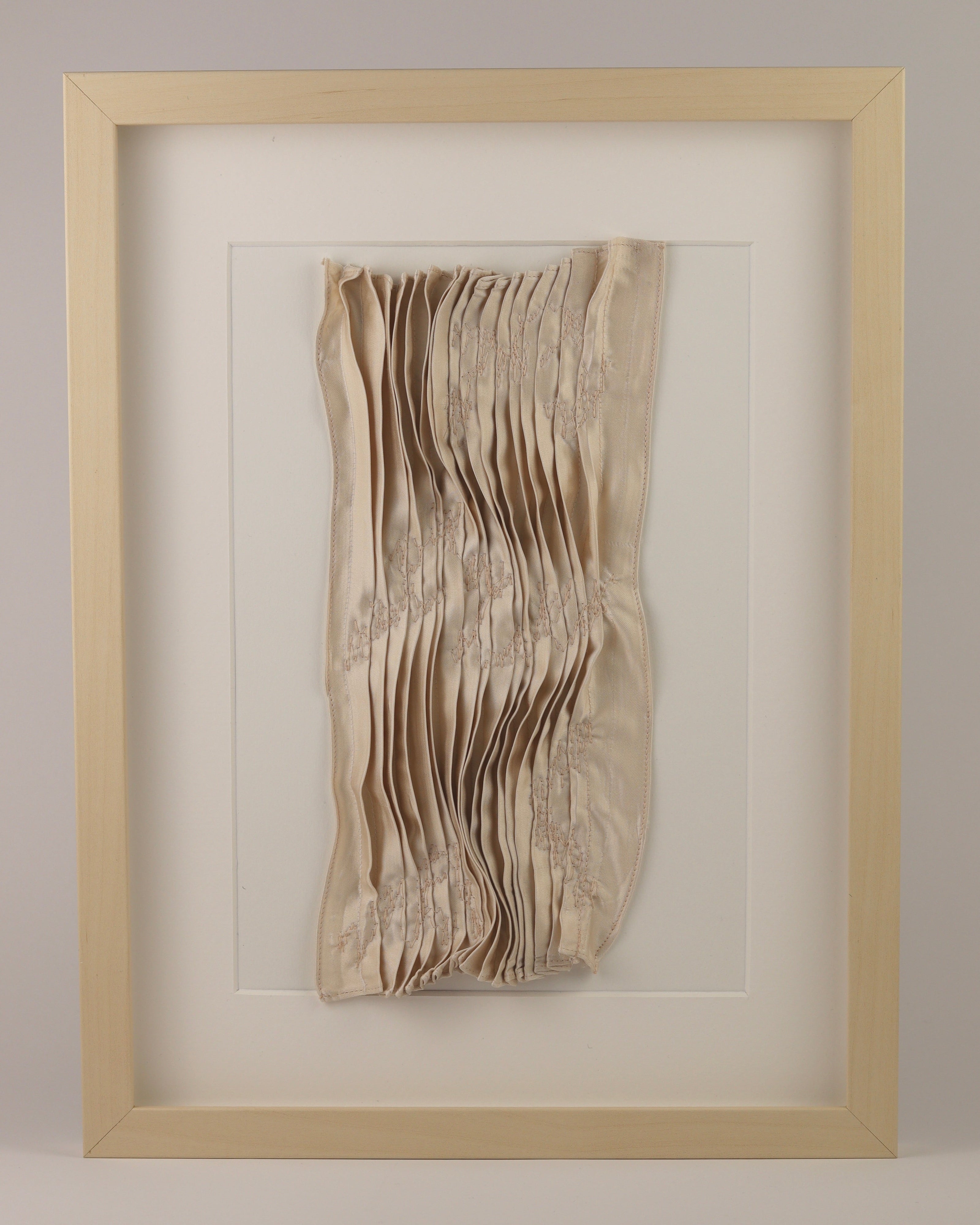 Tableau textile plis cousus Oscillations champagne