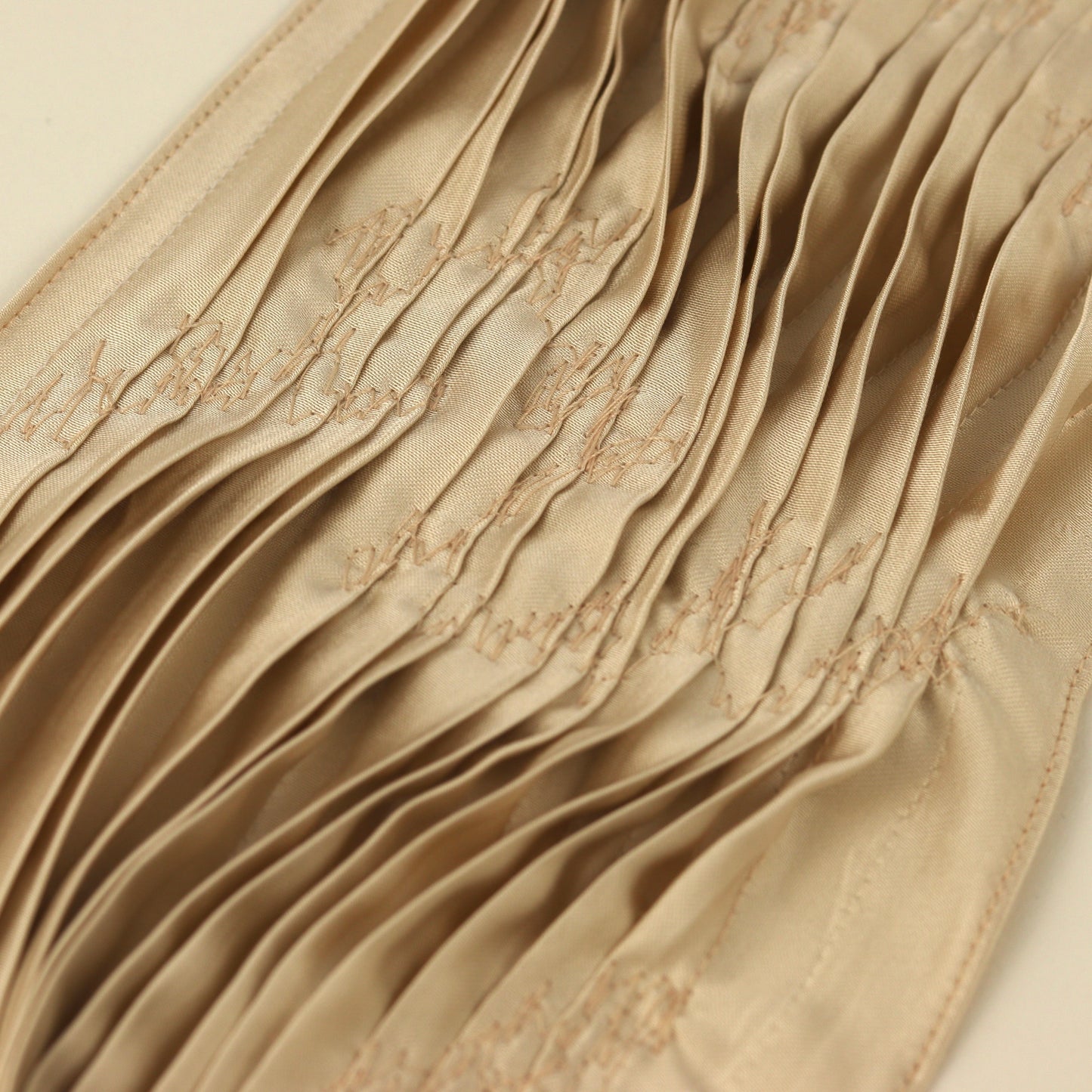 Tableau textile plis cousus Oscillations champagne