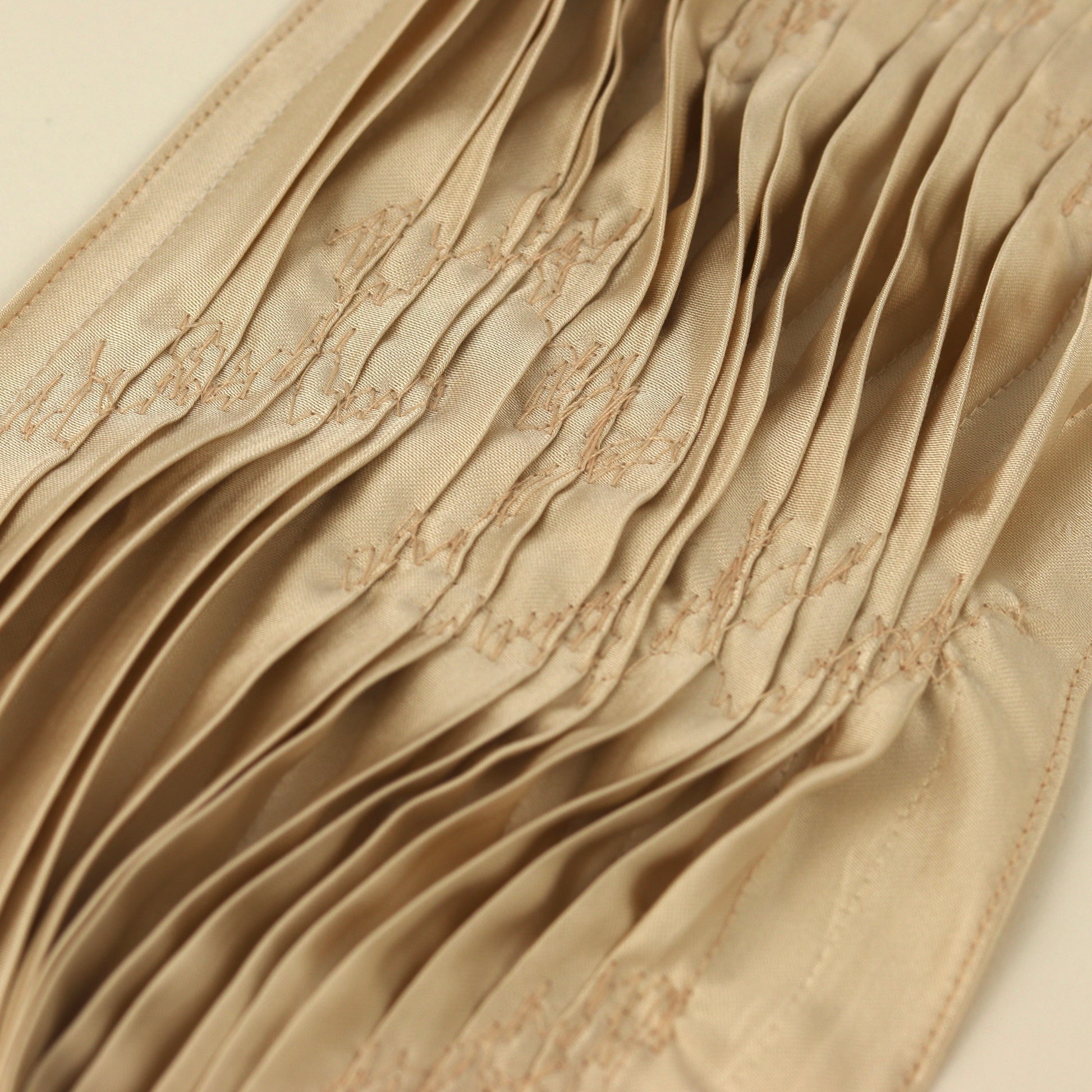 Tableau textile plis cousus Oscillations champagne