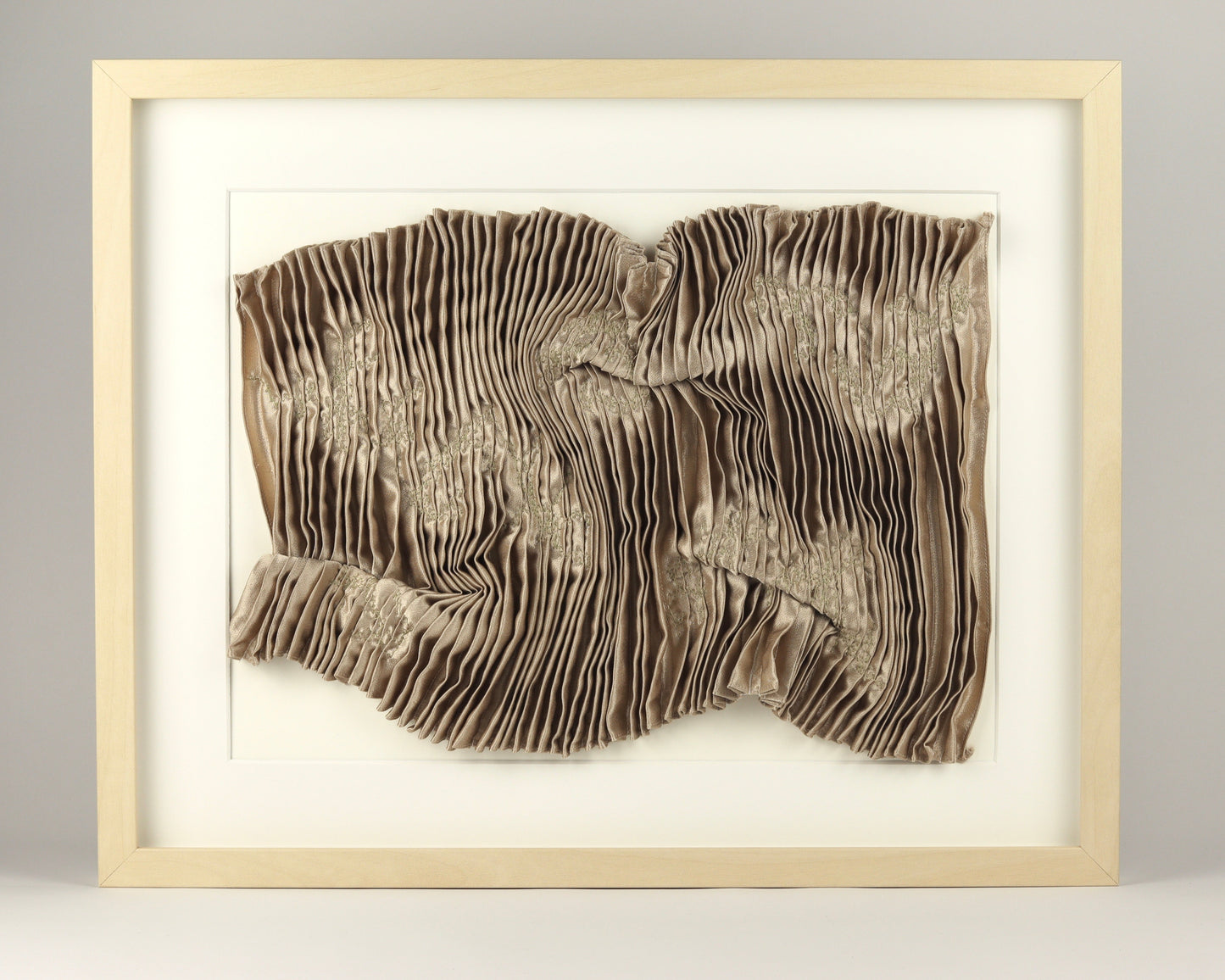 Tableau textile plis cousus Oscillations or