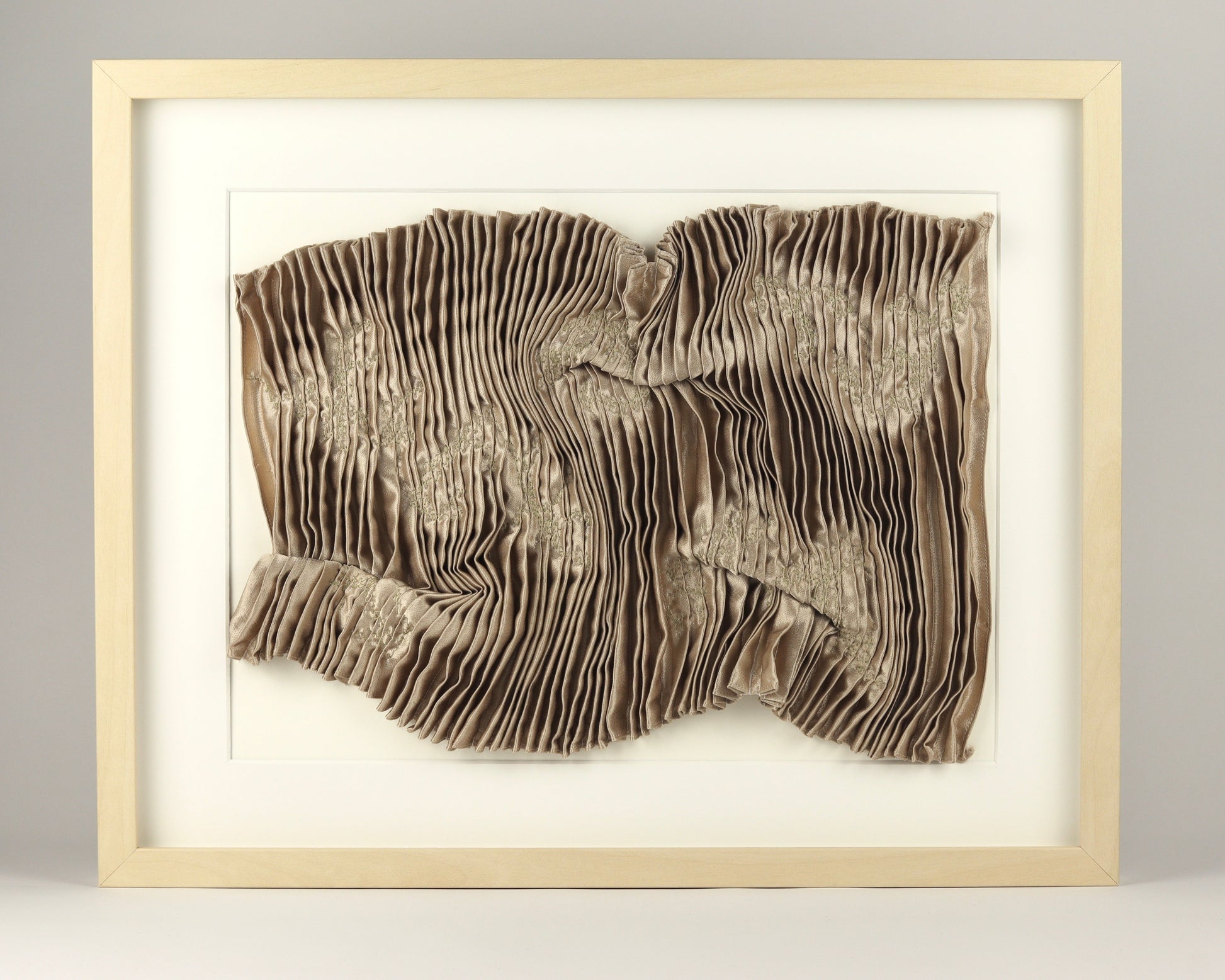 Tableau textile plis cousus Oscillations or