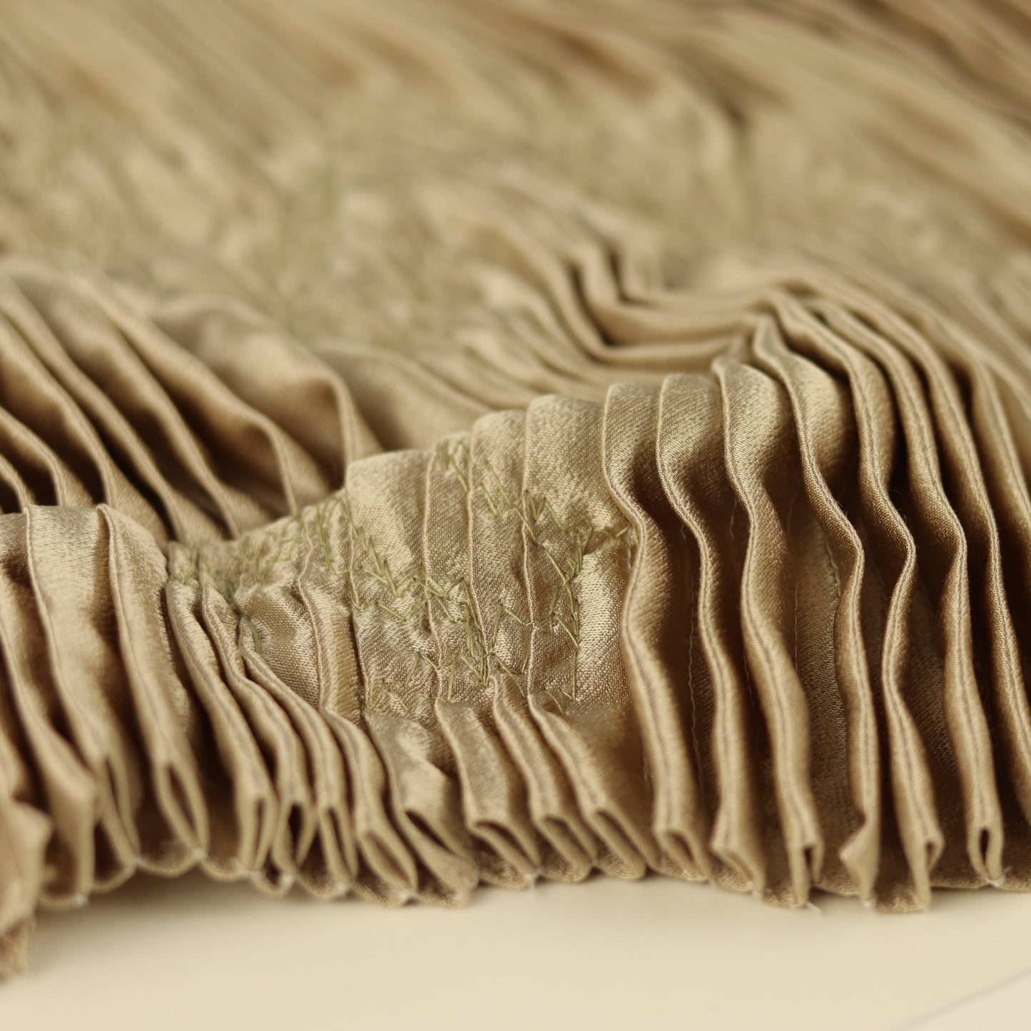 Tableau textile plis cousus Oscillations or