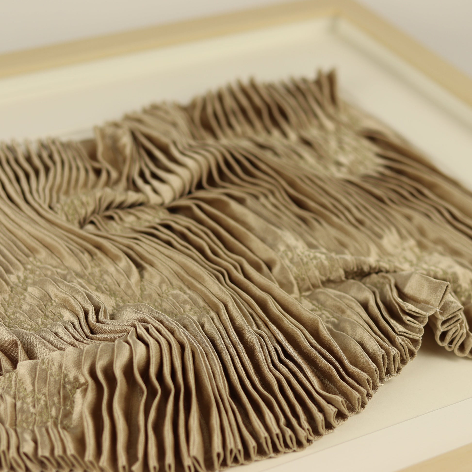 Tableau textile plis cousus Oscillations or